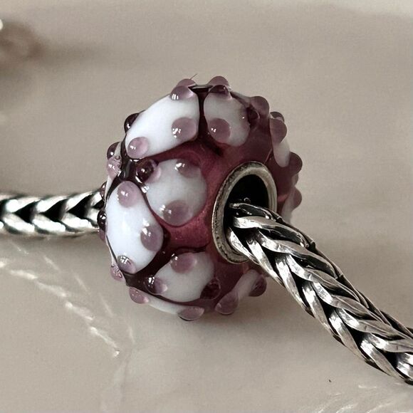 TROLLBEADS UU Textured Purple & White Flower Quilt LAA 925S NEW Condition - Picture 3 of 7